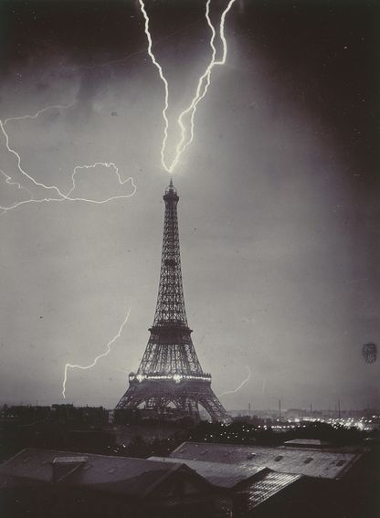 Tour_Eiffel_foudroyee_Gabriel_Loppe_1902