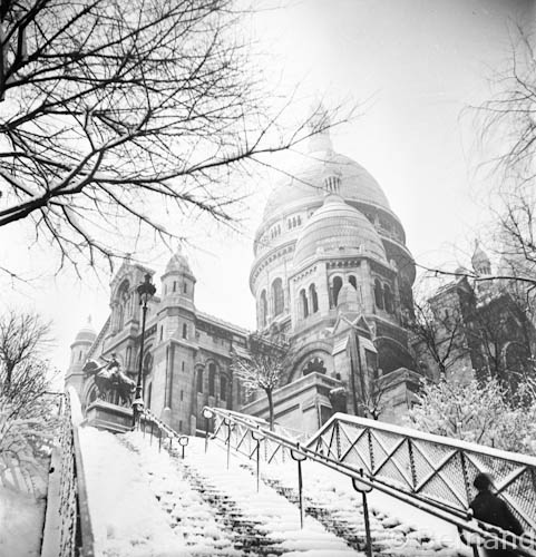 Amazing Historical Photo of Sacre-Coeur Basilica, Paris in 1941 