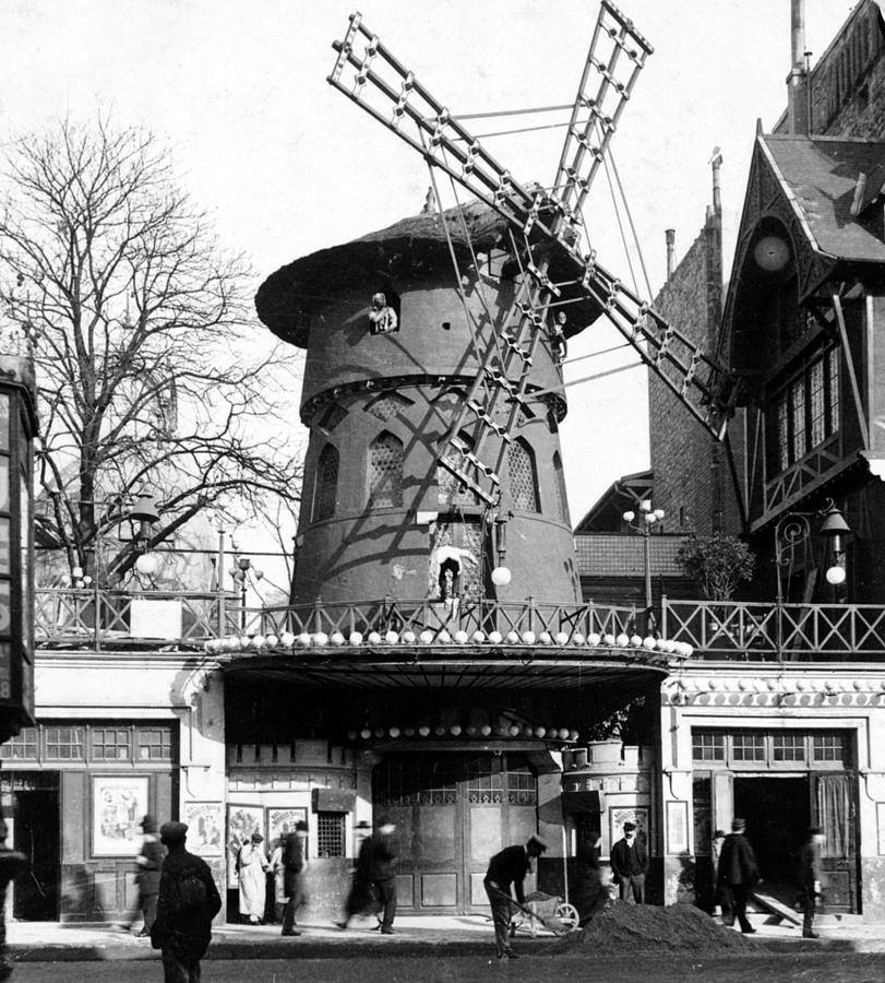 What Did Moulin Rouge at Montmartre in Paris Look Like  