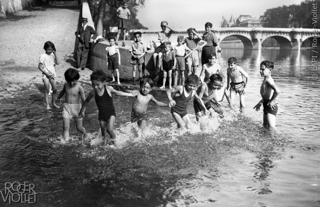 Guerre 1939-1945. Enfants se baignant