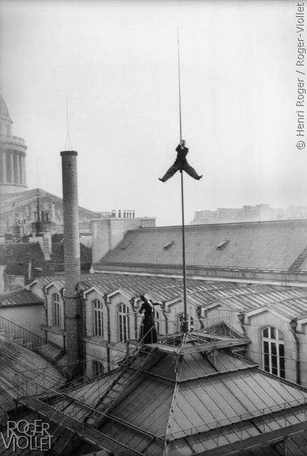Henri Roger grimpant au paratonnerre de l'Ecole de Droit. Paris, 10 décembre 1899.