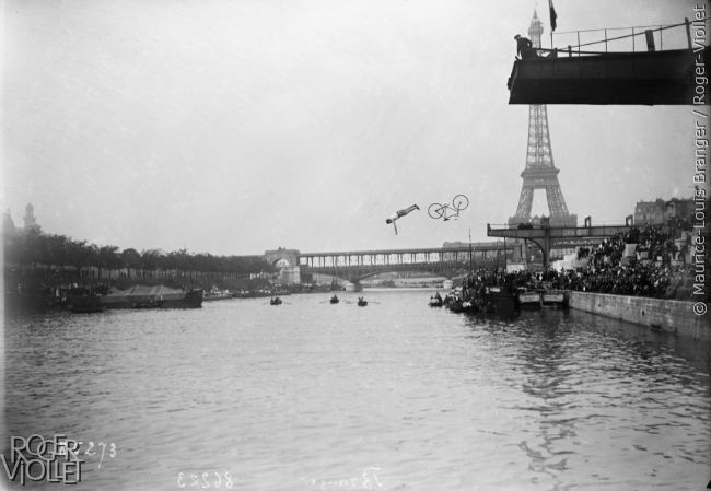 Delbord plongeant à bicyclette au Championnat de France de plongeon. Paris, 22 juin 1913.