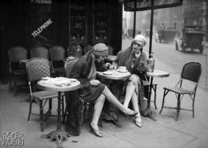 Jeunes femmes à la terrasse d'un café. Paris, vers 1925.