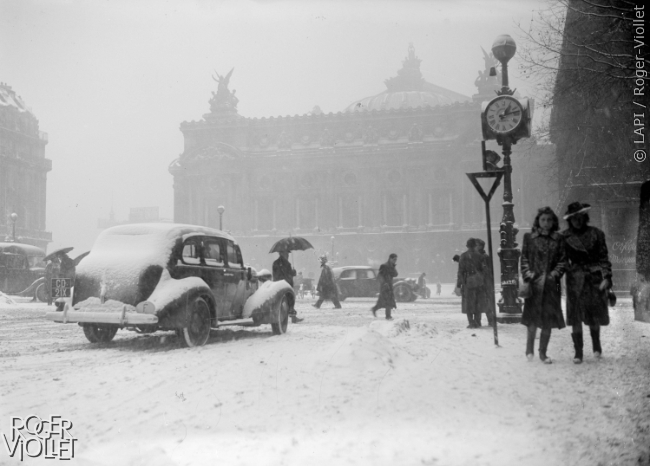 Guerre 1939-1945. La place de l'Opéra (Paris IXème arr.) sous la neige.