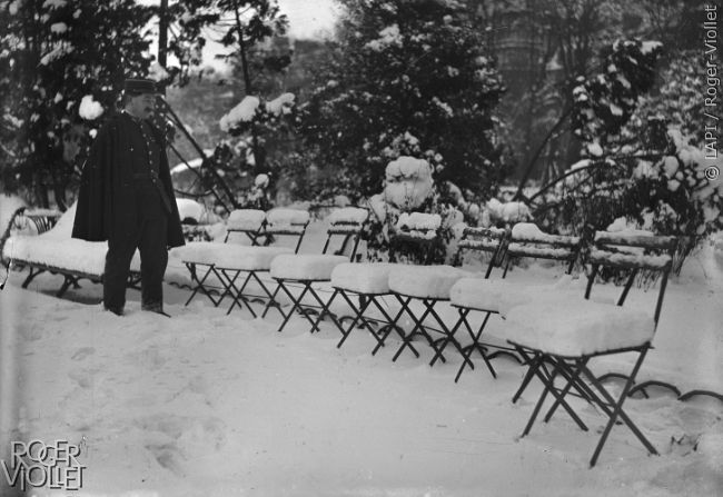 Le parc Monceau sous la neige. Paris, janvier 1941.