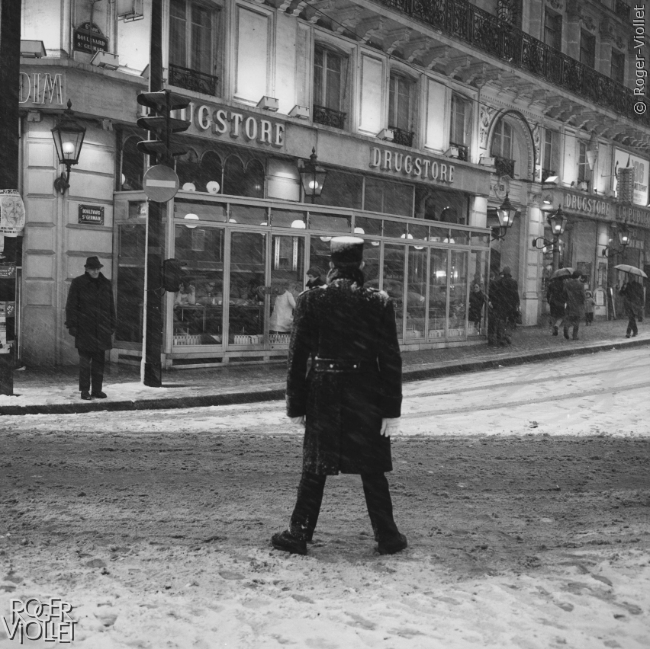 Agent de police par temps de neige à Saint-Germain-des-Prés. Paris, mars 1970.
