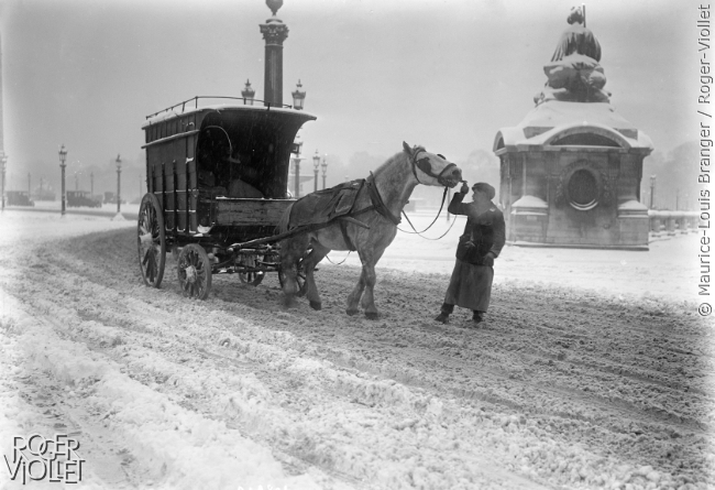 Paris sous la neige. Voiture à cheval, place de la Concorde. Novembre 1919.