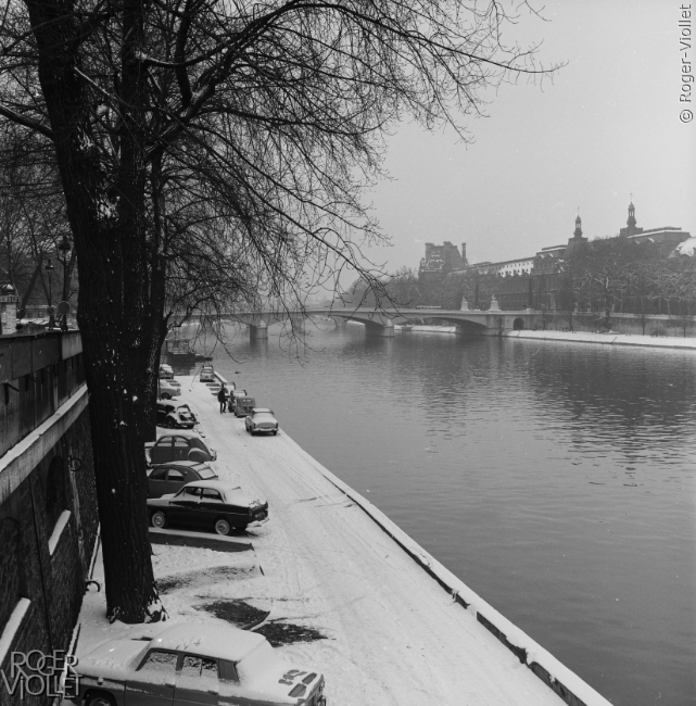 Les berges de la Seine et le Louvre, sous la neige. Paris, février 1963.