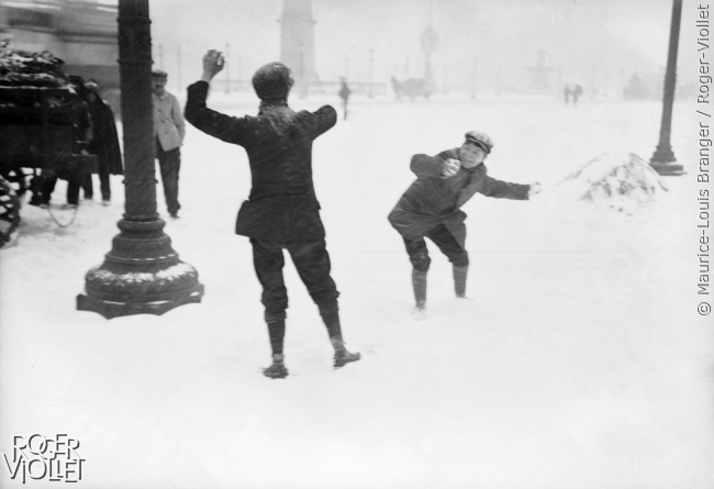 Bataille de boules de neige. Paris, janvier 1909.