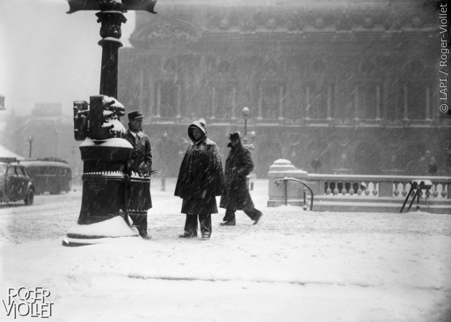 Guerre 1939-1945. Paris, place de l'Opéra sous la neige. 