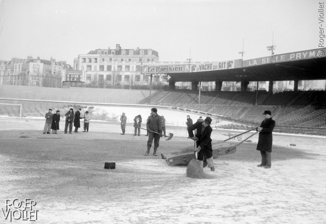 Remise en état du terrain du parc des Princes gelé. Paris, 30 janvier 1954.
