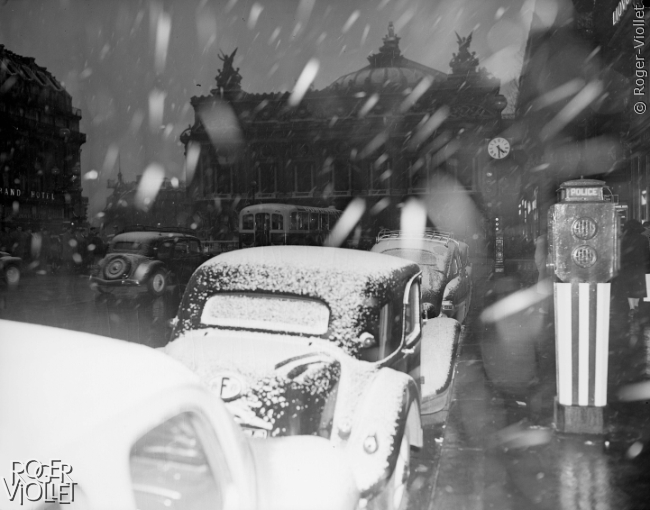 Tempête de neige, place de l'Opéra. Paris, janvier 1951.
