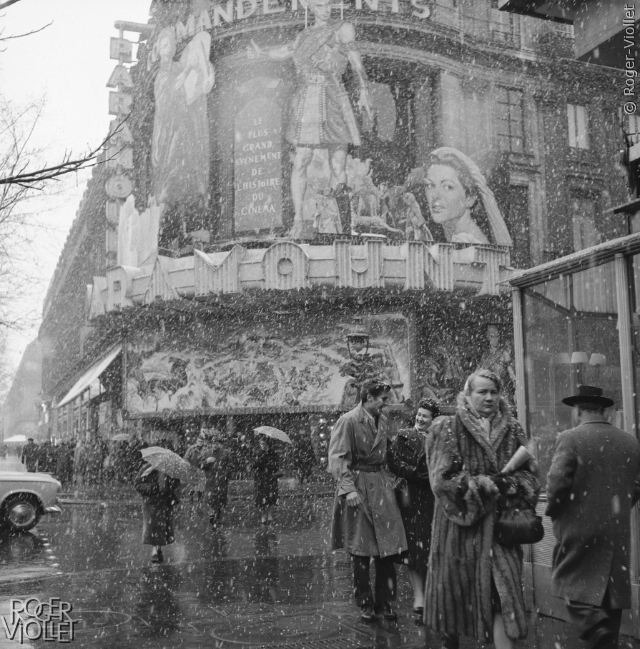 Neige à Paris. Cinéma Paramount, boulevard des Italiens. 10 mars 1958.