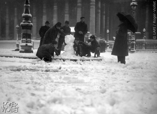 Guerre 1939-1945. Paris, place de la Madeleine sous la neige.