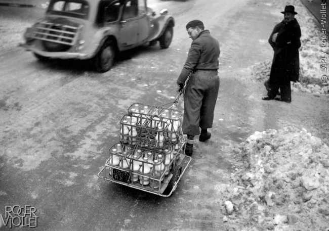 Transport du lait. Paris, février 1941.