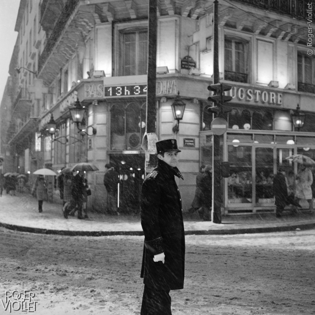 Agent de police par temps de neige, boulevard Saint Germain. 