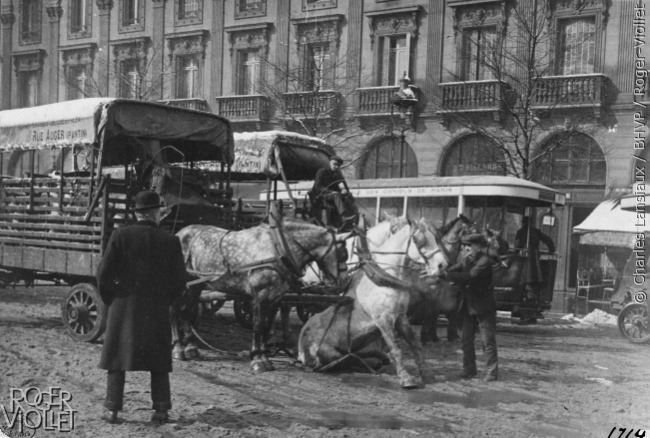 "Place Saint-Michel. Les accidents de la rue occasionnés par la neige". 