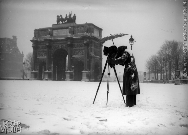 Photographe devant l'Arc du Carrousel. Paris, janvier 1941.