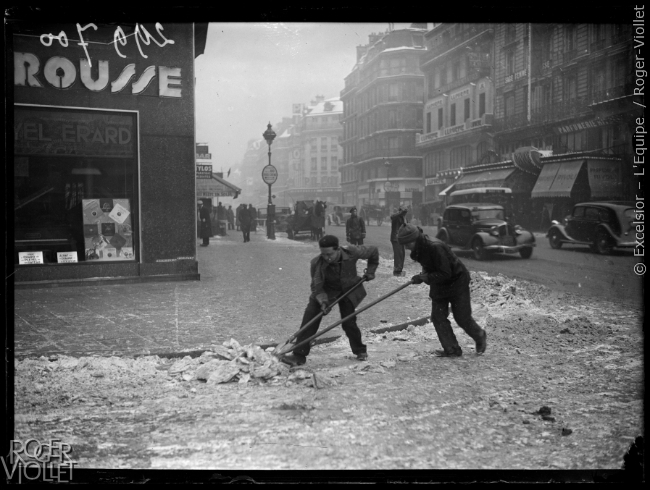 Cantonniers balayant la neige. Paris, 21 décembre 1938. 