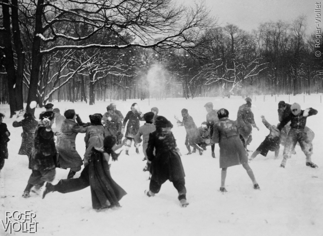 Adolescents jouant aux boules de neige. Paris, bois de Boulogne, vers 1935.