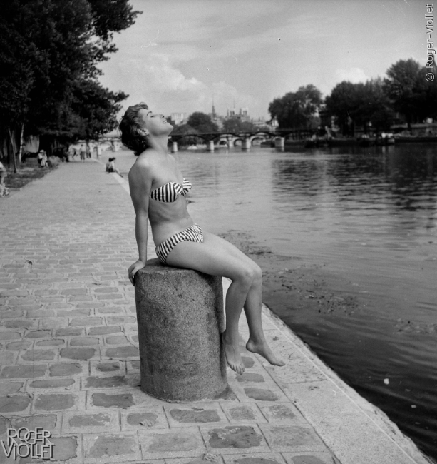 jeune-femme-bikini-bain-soleil-paris