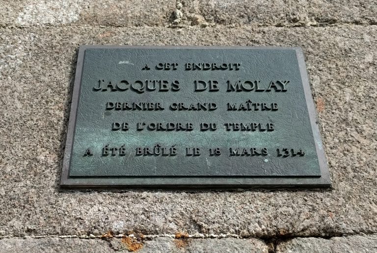 Jacques-de-Molay-bucher-paris-zigzag