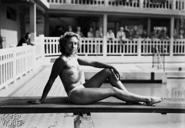 Baigneuse portant un des premiers bikinis. 1946. © Roger-Viollet