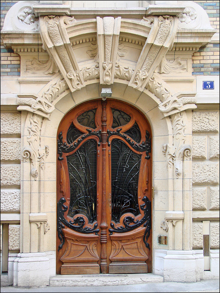 La porte de l'immeuble Lavirotte à Paris