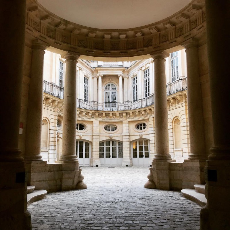 La cour centrale de l'Hôtel de Beauvais © val_bloomsberry / Instagram
