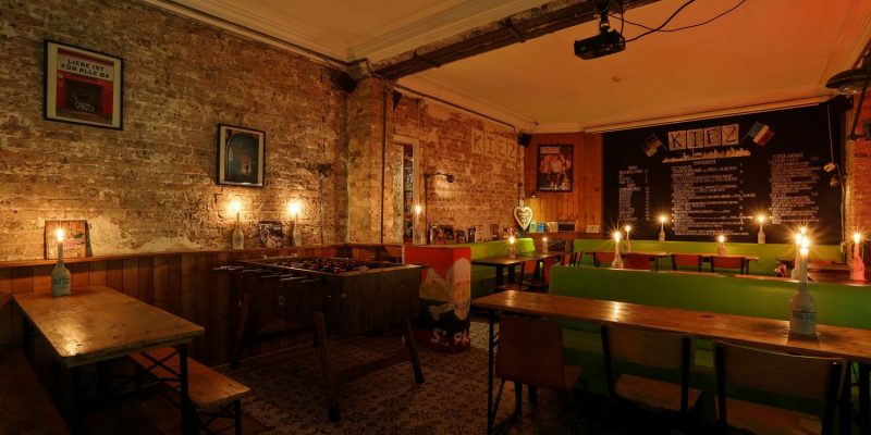 Le Kiez Bar est un établissement original à l'ambiance Berlinoise. Crédit : Privateaser