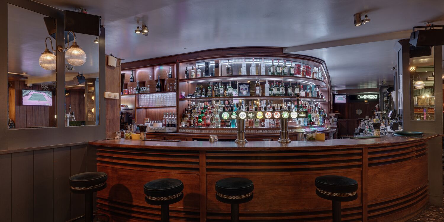 Le bar O'Sullivan by The Mill est le voisin du célèbre Moulin Rouge. Crédit : Privateaser