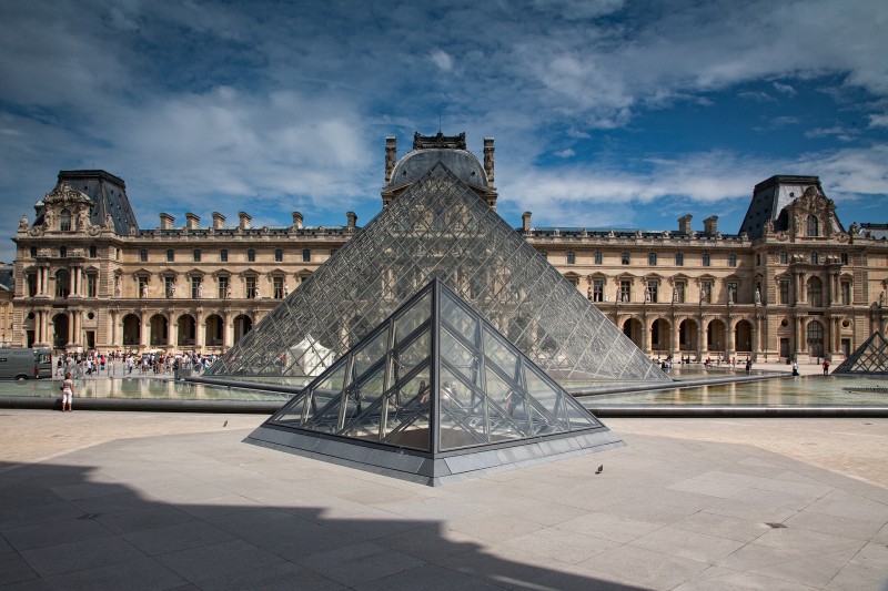 Pyramide du Louvre à Paris