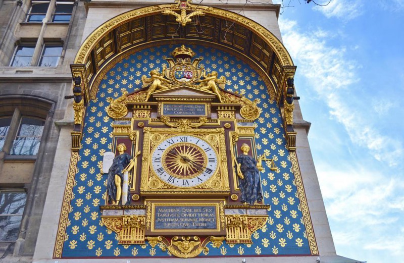 La plus ancienne horloge de Paris © _poucinette_