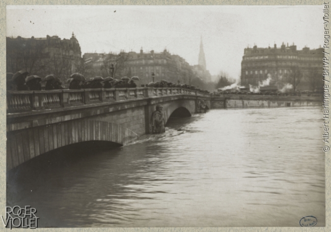 INONDATION. 1910. PARIS. LE PONT DE L'ALMA