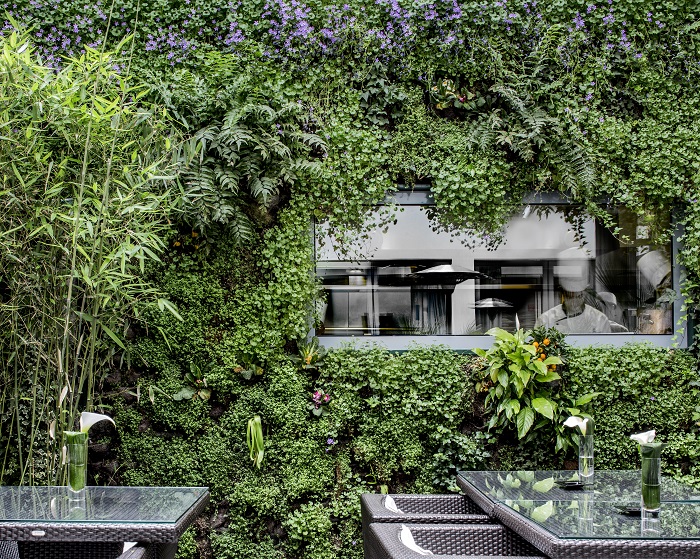 restaurant hotel de sers paris patio floral vert 