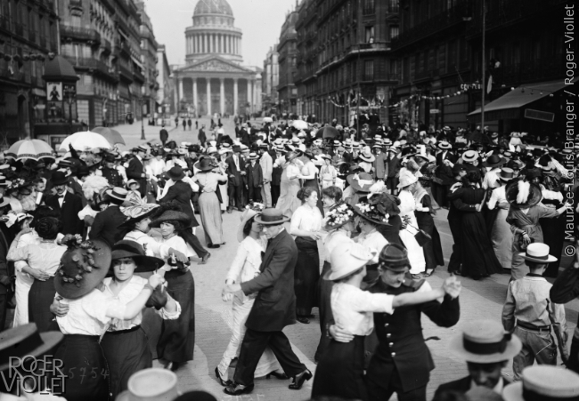 Bal du 14 juillet devant le Panthéon. Paris, 1912.