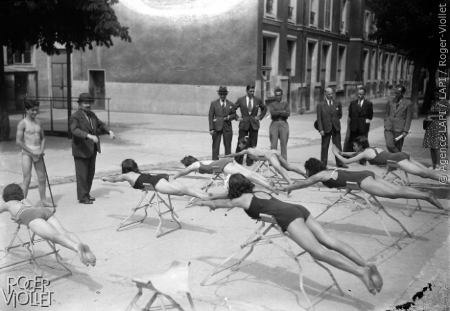 Leçon de natation. La brasse. France, 1942.