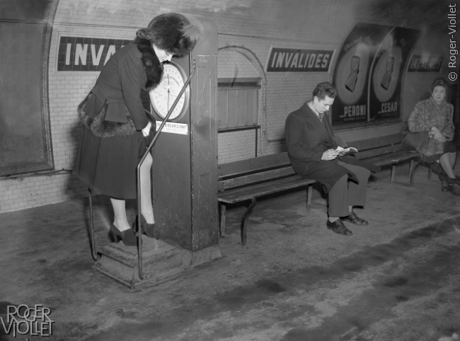 Balance dans le métro. Paris, janvier 1947.