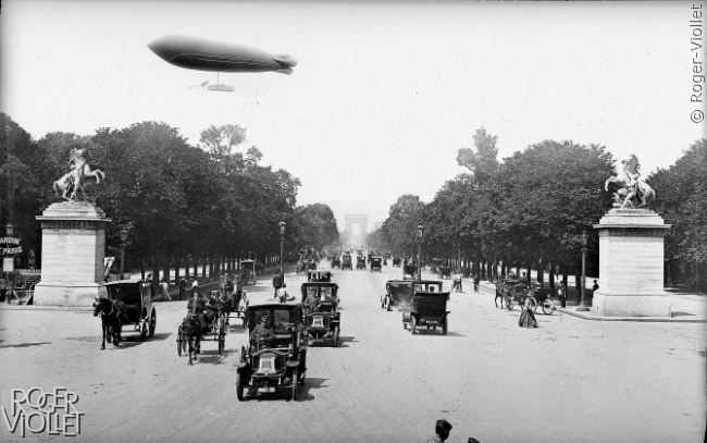 Le dirigeable Clément Bayard survolant les Champs-Elysées. Paris, 1908.