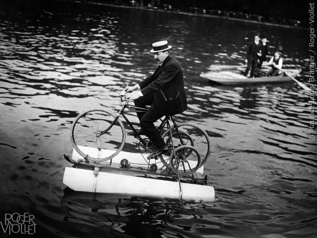 Homme traversant la Seine sur son vélo aquatique. France, 1910.