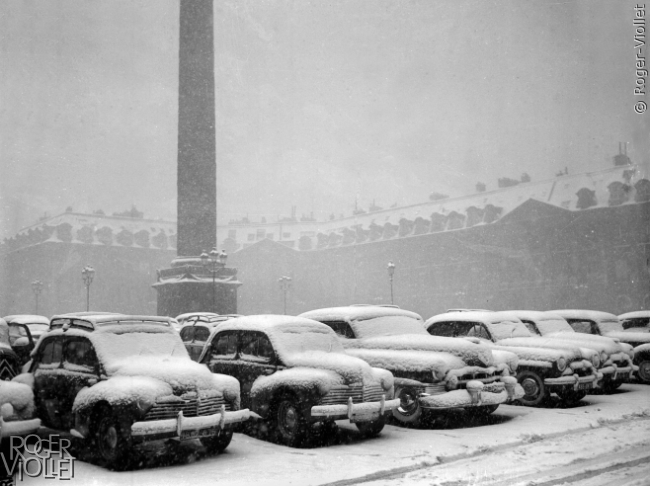 La place Vendôme sous la neige. Paris (Ier arr.), décembre 1952.