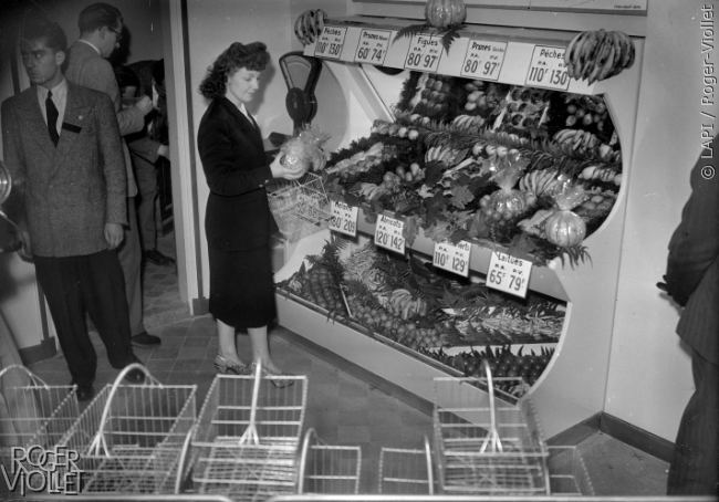 Supermarché self-service. Paris, 1948.