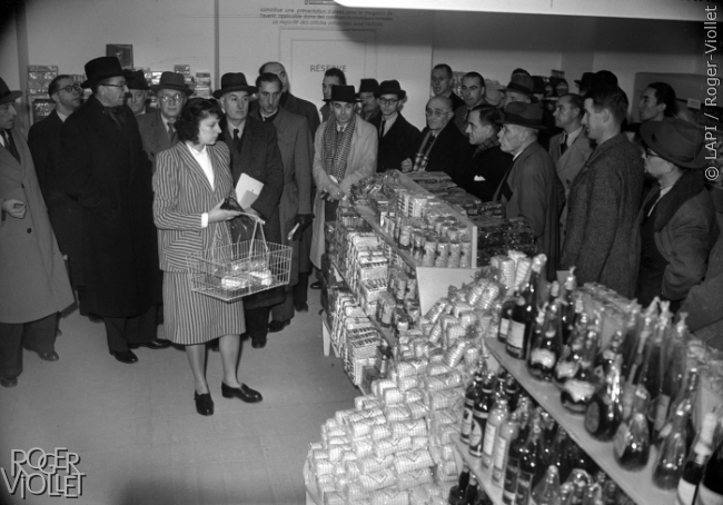 Supermarché self-service. Paris, 1947.