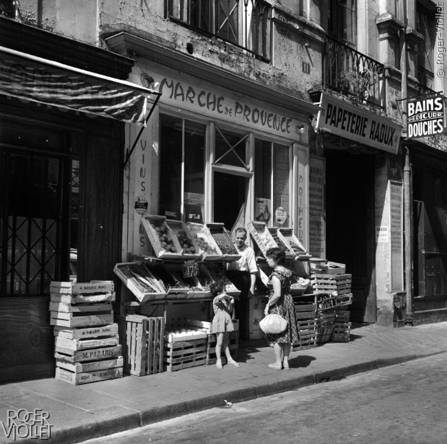 Epicerie, rue de Sévigné. Paris (IIIème arr.), août 1959.