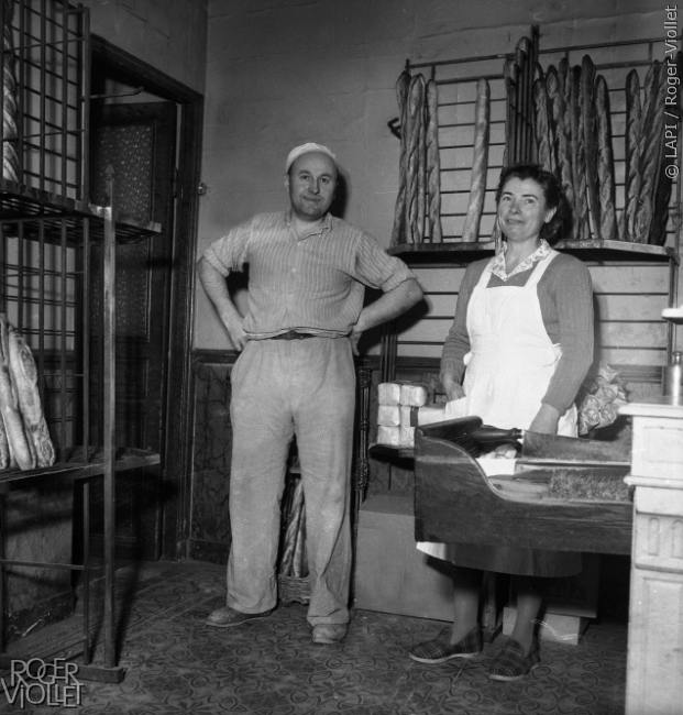 Couple de boulangers dans leur boutique. Paris, 1955.