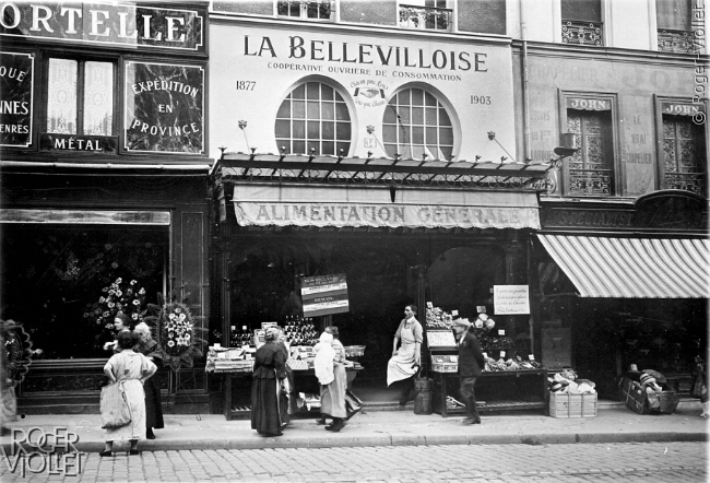 La Bellevilloise, coopérative ouvrière de consommation, fondée à Paris en 1877. Local situé au premier étage (Vergnaud, architecte). Paris, vers 1910.