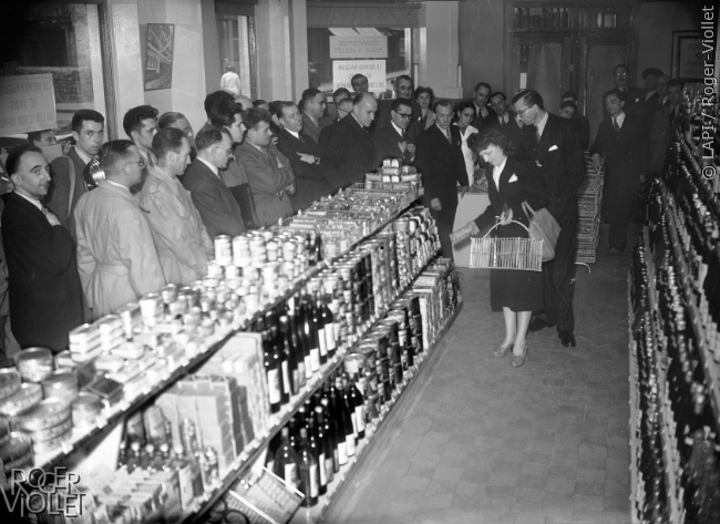 Inauguration d'un supermarché self-service. Paris, 1948.
