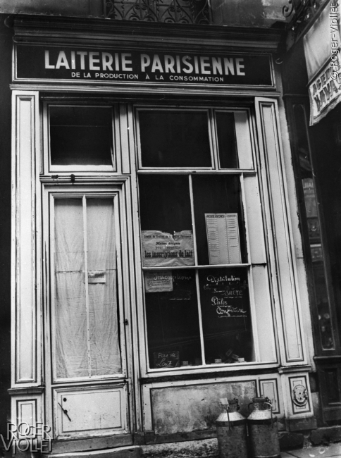 Guerre 1939-1945. Devanture d'une laiterie parisienne.
