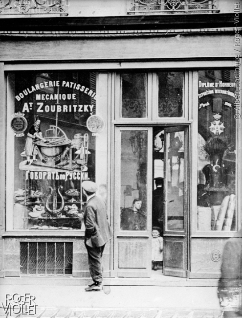 Boulangerie dans le Marais avec cette inscription, sur la vitrine : "on parle russe". Paris (IIIème arr.), vers 1930.