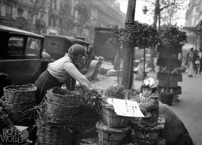 Marchande de légumes. Paris, vers 1925.